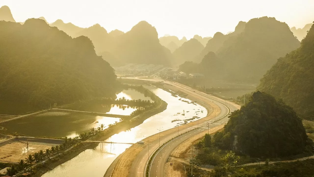 Mê mẩn khung cảnh của cung đường ven biển đẹp nhất Việt Nam Mê mẩn khung cảnh của cung đường ven biển đẹp nhất Việt Nam