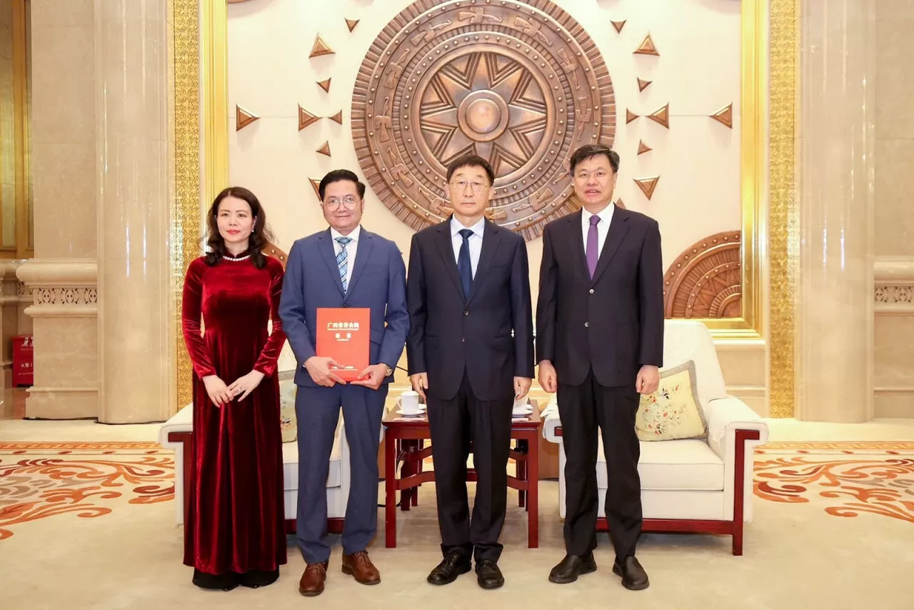 Lễ trao danh hiệu “Công dân danh dự Quảng Tây” cho Tổng Lãnh sự Đỗ Nam Trung. Lễ trao danh hiệu “Công dân danh dự Quảng Tây” cho Tổng Lãnh sự Đỗ Nam Trung.