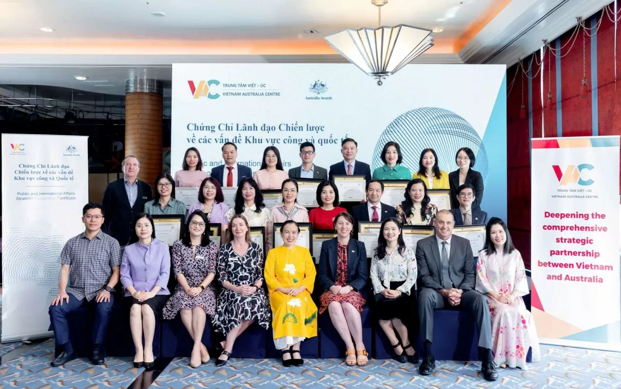 Trao chứng chỉ khóa học Chứng chỉ Lãnh đạo chiến lược về các vấn đề khu vực công và quốc tế, ngày 22/11/2024. (Nguồn: VAC) Trao chứng chỉ khóa học Chứng chỉ Lãnh đạo chiến lược về các vấn đề khu vực công và quốc tế, ngày 22/11/2024. (Nguồn: VAC)