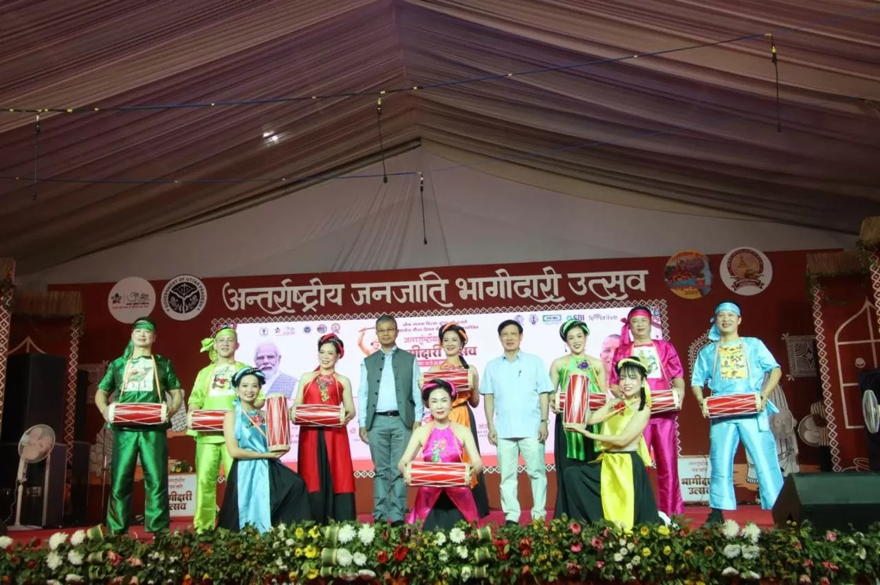 Tiết mục Múa trống cơm tại Lễ hội Bộ lạc quốc tế, Ấn Độ. Tiết mục Múa trống cơm tại Lễ hội Bộ lạc quốc tế, Ấn Độ.