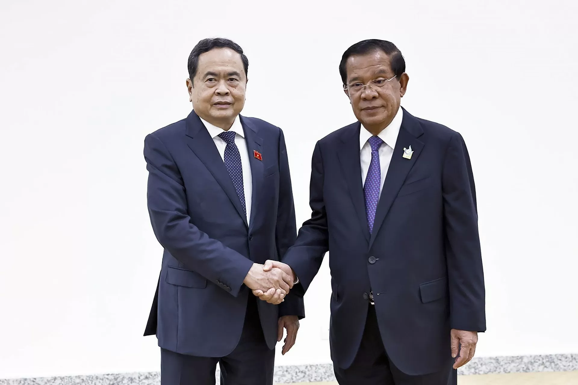 Việt Nam luôn coi trọng và dành ưu tiên cao cho việc củng cố, tăng cường quan hệ với Campuchia Việt Nam luôn coi trọng và dành ưu tiên cao cho việc củng cố, tăng cường quan hệ với Campuchia