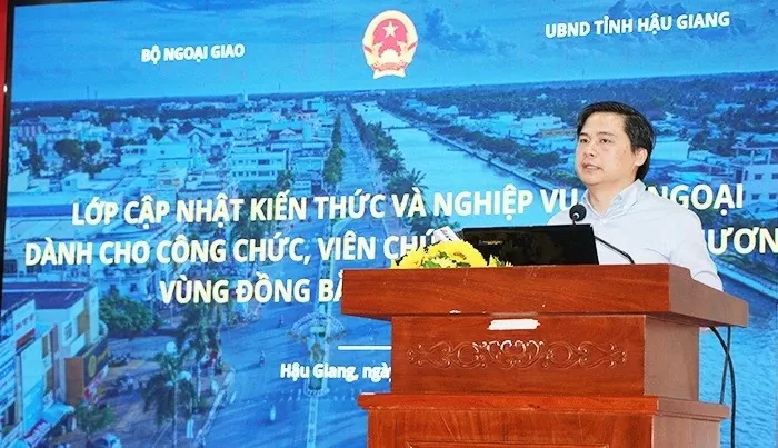 Ông Nguyễn Đồng Trung, Phó Cục trưởng Cục Ngoại vụ (Bộ Ngoại giao) phát biểu khai mạc lớp tập huấn về ‘Cập nhật kiến thức và nghiệp vụ đối ngoại dành cho công chức, viên chức ngoại vụ địa phương vùng Đồng bằng sông Cửu Long’. Ông Nguyễn Đồng Trung, Phó Cục trưởng Cục Ngoại vụ (Bộ Ngoại giao) phát biểu khai mạc lớp tập huấn về ‘Cập nhật kiến thức và nghiệp vụ đối ngoại dành cho công chức, viên chức ngoại vụ địa phương vùng Đồng bằng sông Cửu Long’.