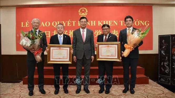 Trao Bằng khen của Thủ tướng cho hai tập đoàn Nhật Bản đồng hành cùng sự phát triển của Việt Nam trong suốt 50 năm Trao Bằng khen của Thủ tướng cho hai tập đoàn Nhật Bản đồng hành cùng sự phát triển của Việt Nam trong suốt 50 năm
