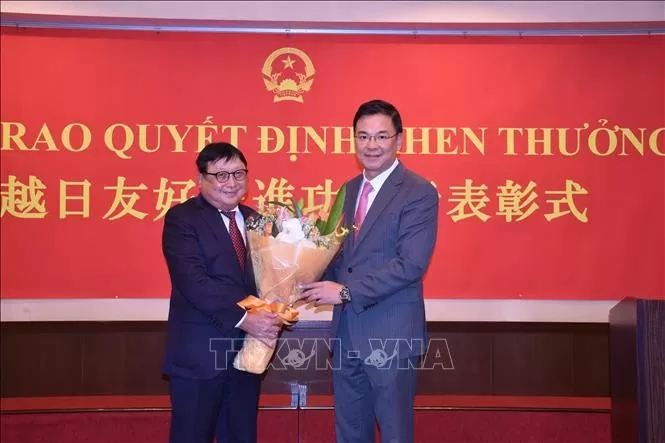 Trao Bằng khen của Thủ tướng cho hai tập đoàn Nhật Bản đồng hành cùng sự phát triển của Việt Nam trong suốt 50 năm Trao Bằng khen của Thủ tướng cho hai tập đoàn Nhật Bản đồng hành cùng sự phát triển của Việt Nam trong suốt 50 năm