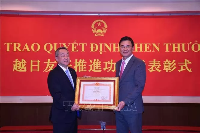 Trao Bằng khen của Thủ tướng cho hai tập đoàn Nhật Bản đồng hành cùng sự phát triển của Việt Nam trong suốt 50 năm Trao Bằng khen của Thủ tướng cho hai tập đoàn Nhật Bản đồng hành cùng sự phát triển của Việt Nam trong suốt 50 năm