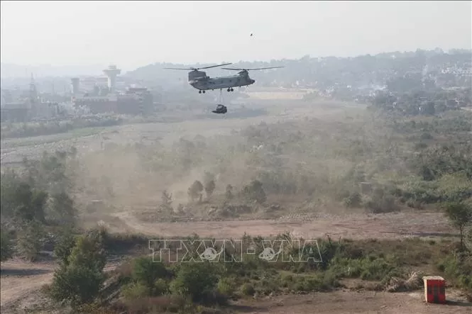 Máy bay thả thiết bị cứu hộ thảm họa. Ảnh: Ngọc Thúy - P/v TTXVN tại Ấn Độ Máy bay thả thiết bị cứu hộ thảm họa. Ảnh: Ngọc Thúy - P/v TTXVN tại Ấn Độ