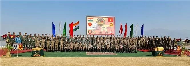 Toàn bộ lực lượng hai bên tham gia diễn tập chụp ảnh lưu niệm. Ảnh: Ngọc Thúy - P/v TTXVN tại Ấn Độ Toàn bộ lực lượng hai bên tham gia diễn tập chụp ảnh lưu niệm. Ảnh: Ngọc Thúy - P/v TTXVN tại Ấn Độ