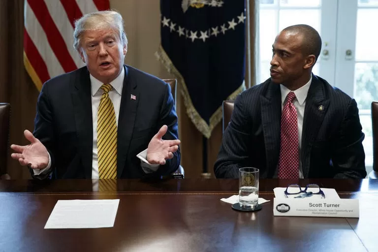 Ông Scott Turner nghe Tổng thống Donald Trump phát biểu trong một cuộc họp tại Phòng Nội các của Nhà Trắng ở Washington, Mỹ, ngày 4/4/2019. (Nguồn: AP) Ông Scott Turner nghe Tổng thống Donald Trump phát biểu trong một cuộc họp tại Phòng Nội các của Nhà Trắng ở Washington, Mỹ, ngày 4/4/2019. (Nguồn: AP)