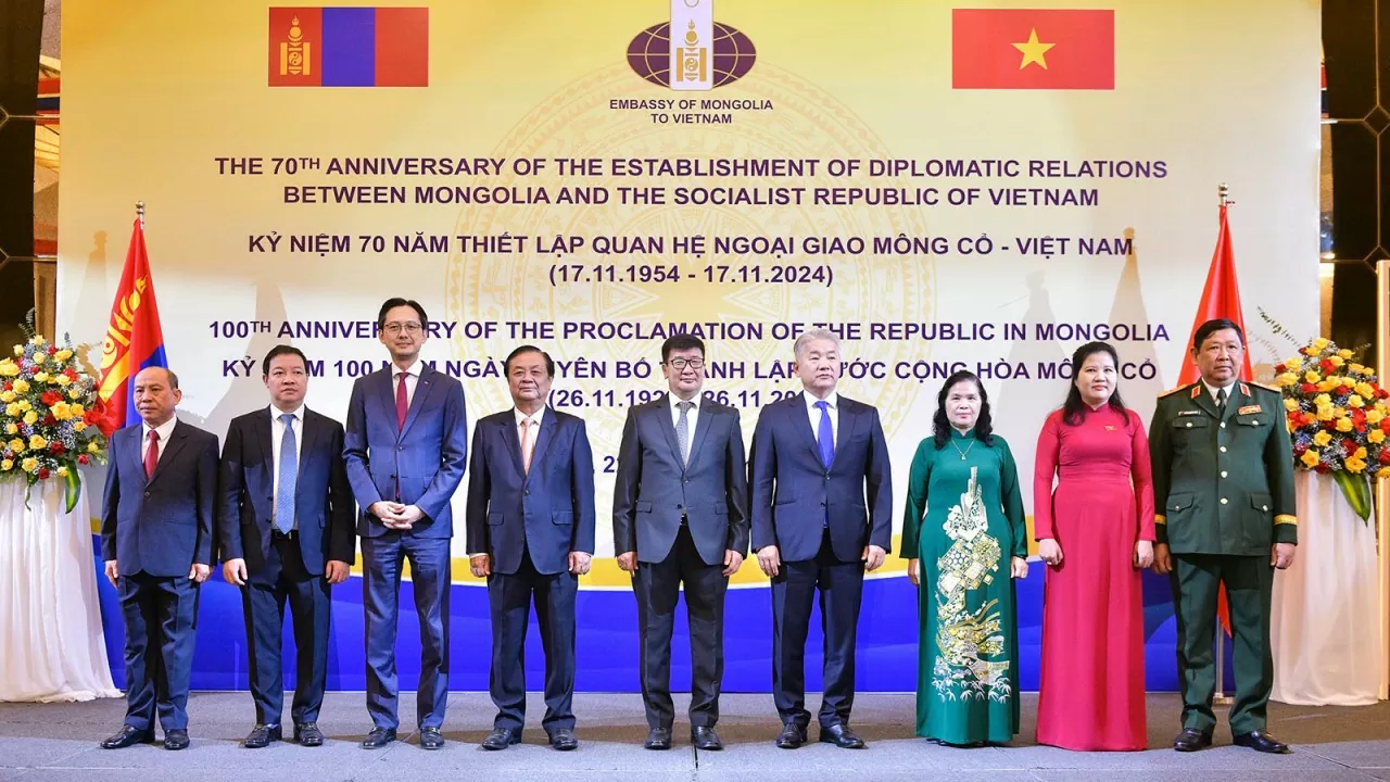 Các đại biểu chụp ảnh lưu niệm tại Lễ Kỷ niệm 70 năm Ngày thiết lập quan hệ ngoại giao Việt Nam-Mông Cổ tại Hà Nội Các đại biểu chụp ảnh lưu niệm tại Lễ Kỷ niệm 70 năm Ngày thiết lập quan hệ ngoại giao Việt Nam-Mông Cổ tại Hà Nội
