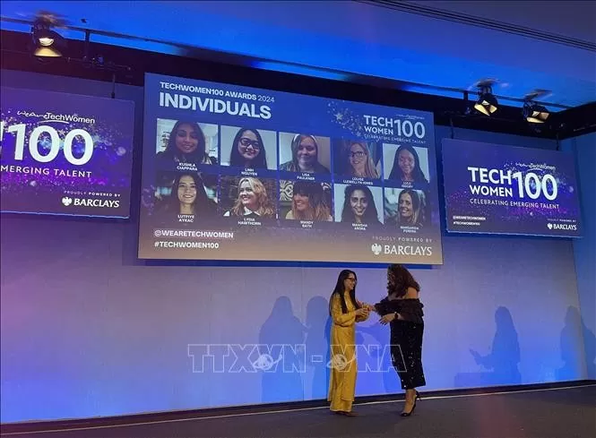 TS Nguyễn Thụy Bá Linh (trái) cùng TS Vanessa Vallely, Trưởng ban tổ chức giải TechWomen 100 2024, trong đêm trao giải ở London. Ảnh: Minh Hợp - PV TTXVN tại Anh TS Nguyễn Thụy Bá Linh (trái) cùng TS Vanessa Vallely, Trưởng ban tổ chức giải TechWomen 100 2024, trong đêm trao giải ở London. Ảnh: Minh Hợp - PV TTXVN tại Anh