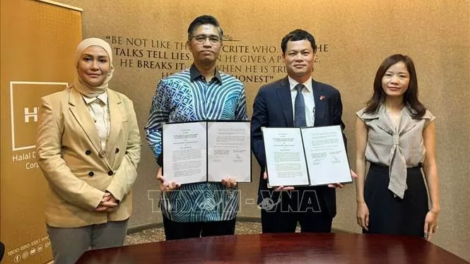 Đại diện Vụ Thị trường châu Á - châu Phi và Tập đoàn Phát triển Halal (HDC) ký Ý định thư về hợp tác Halal. Ảnh: Thành Trung – PV TTXVN tại Malaysia Đại diện Vụ Thị trường châu Á - châu Phi và Tập đoàn Phát triển Halal (HDC) ký Ý định thư về hợp tác Halal. Ảnh: Thành Trung – PV TTXVN tại Malaysia