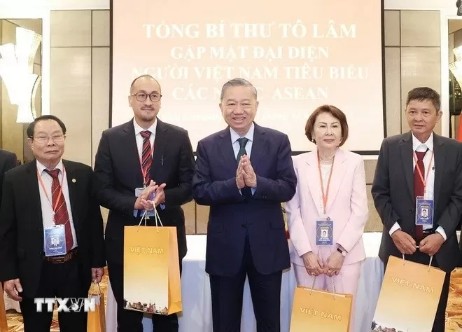 Tổng Bí thư Tô Lâm tặng quà cho đại diện người Việt Nam tiêu biểu các nước ASEAN. Tổng Bí thư Tô Lâm tặng quà cho đại diện người Việt Nam tiêu biểu các nước ASEAN.