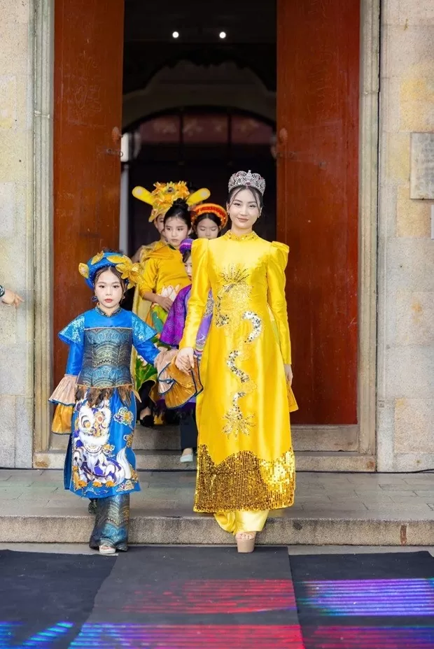 Ấn tượng BST 'Nét xưa' lấy cảm hứng từ vẻ đẹp truyền thống của áo dài Việt Ấn tượng BST 'Nét xưa' lấy cảm hứng từ vẻ đẹp truyền thống của áo dài Việt