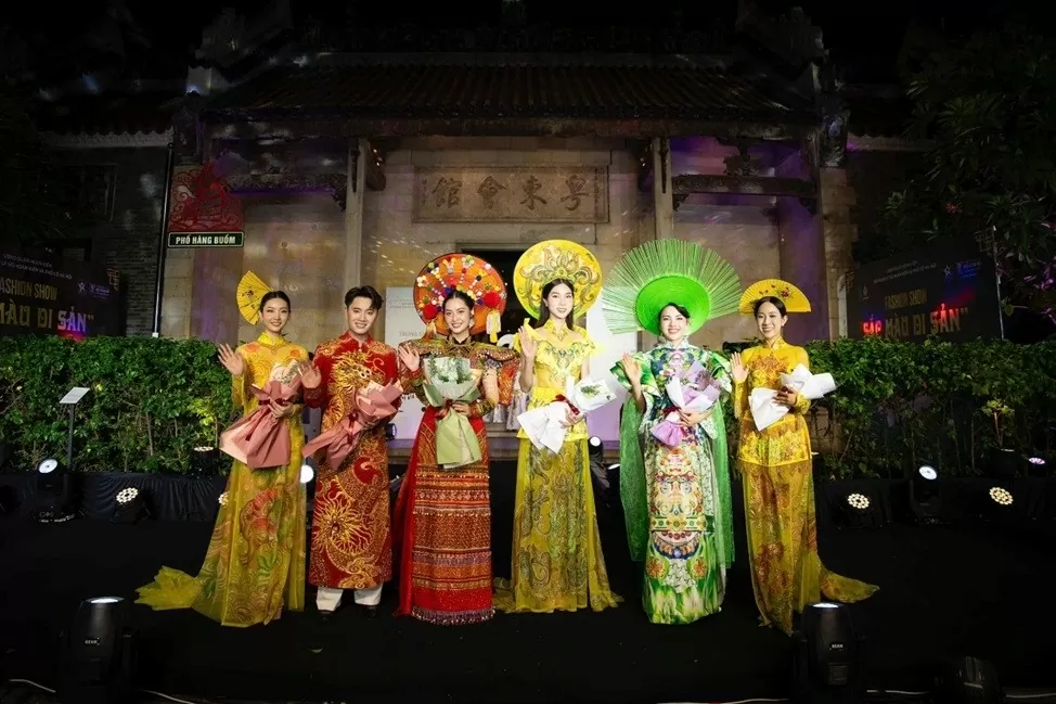 Ấn tượng BST 'Nét xưa' lấy cảm hứng từ vẻ đẹp truyền thống của áo dài Việt Ấn tượng BST 'Nét xưa' lấy cảm hứng từ vẻ đẹp truyền thống của áo dài Việt
