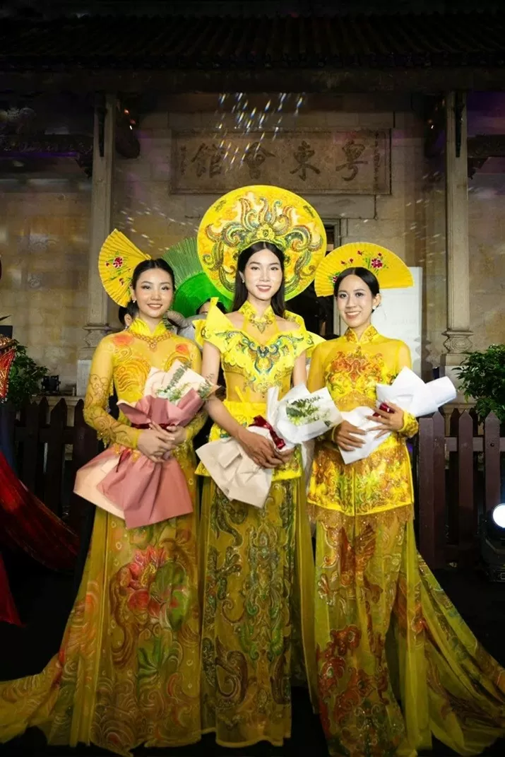 Ấn tượng BST 'Nét xưa' lấy cảm hứng từ vẻ đẹp truyền thống của áo dài Việt Ấn tượng BST 'Nét xưa' lấy cảm hứng từ vẻ đẹp truyền thống của áo dài Việt