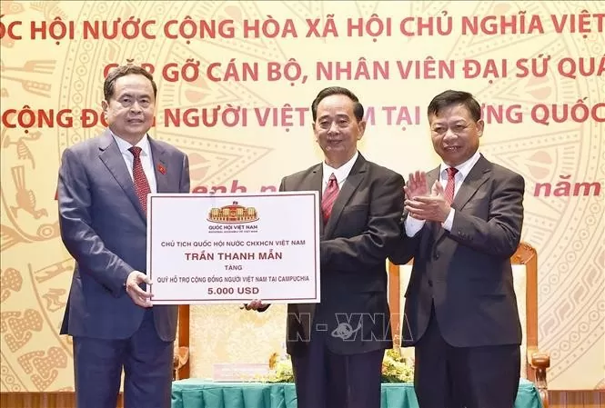 Chủ tịch Quốc hội mong muốn cộng đồng người Việt tại Campuchia luôn phát huy tinh thần đoàn kết Chủ tịch Quốc hội mong muốn cộng đồng người Việt tại Campuchia luôn phát huy tinh thần đoàn kết