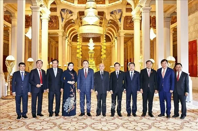 Chủ tịch Quốc hội Trần Thanh Mẫn yết kiến Quốc vương Campuchia Norodom Sihamoni Chủ tịch Quốc hội Trần Thanh Mẫn yết kiến Quốc vương Campuchia Norodom Sihamoni