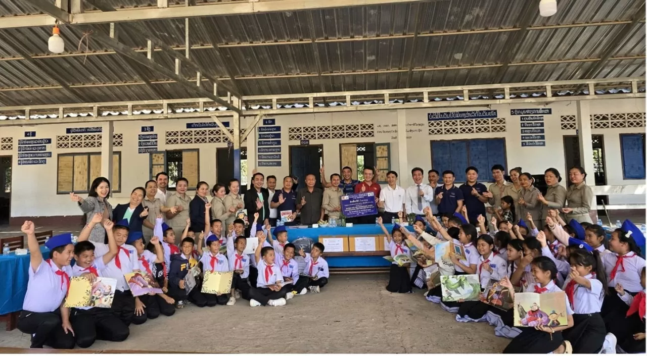 Đại diện Ngôi nhà Trí tuệ, Tủ sách Nhân ái cùng tập đoàn ITL trao sách và quà cho các em học sinh Trường Tiểu học Chansavang, Lào. Đại diện Ngôi nhà Trí tuệ, Tủ sách Nhân ái cùng tập đoàn ITL trao sách và quà cho các em học sinh Trường Tiểu học Chansavang, Lào.