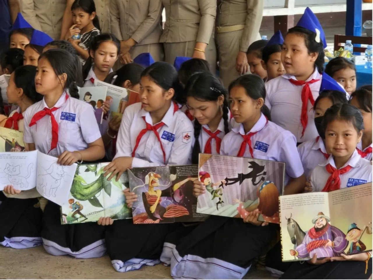 Các em học sinh vui mừng với những cuốn sách mới trên tay. Ngoài sách tiếng Lào, chương trình còn tặng thêm sách song ngữ Việt - Anh để các em tham khảo. Các em học sinh vui mừng với những cuốn sách mới trên tay. Ngoài sách tiếng Lào, chương trình còn tặng thêm sách song ngữ Việt - Anh để các em tham khảo.