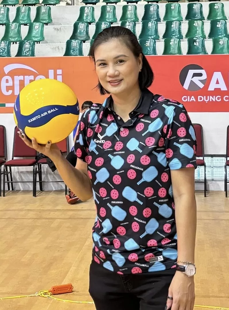 Sau khi nghỉ thi đấu, Kim Huệ vẫn tiếp tục gắn bó với bóng chuyền. Cô từng có thời gian làm HLV trưởng CLB Vietinbank nhưng sau đó xin rút để nhận vị trí HLV phó. Kim Huệ cho biết, hiện tại công việc bớt áp lực hơn vì không phải chịu trách nhiệm chính nhưng vẫn rất bận. Sau khi nghỉ thi đấu, Kim Huệ vẫn tiếp tục gắn bó với bóng chuyền. Cô từng có thời gian làm HLV trưởng CLB Vietinbank nhưng sau đó xin rút để nhận vị trí HLV phó. Kim Huệ cho biết, hiện tại công việc bớt áp lực hơn vì không phải chịu trách nhiệm chính nhưng vẫn rất bận.