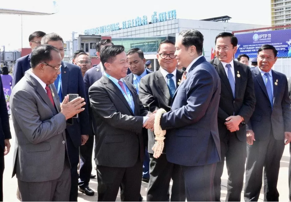 Đại sứ Việt Nam tại Campuchia Nguyễn Huy Tăng tiễn Chủ tịch Quốc hội Trần Thanh Mẫn tại sân bay. (Nguồn: Quochoi.vn) Đại sứ Việt Nam tại Campuchia Nguyễn Huy Tăng tiễn Chủ tịch Quốc hội Trần Thanh Mẫn tại sân bay. (Nguồn: Quochoi.vn)