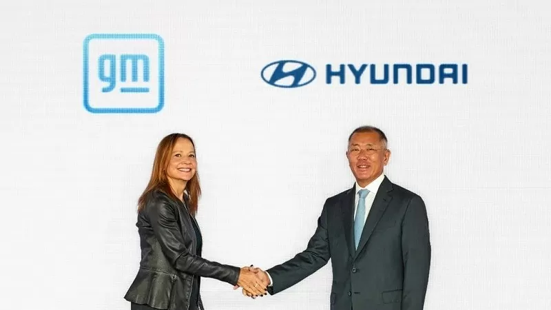 Hồi tháng 9, CEO của GM Mary Barra và chủ tịch của Hyundai Group Euisun đã công bố kế hoạch hợp tác. Hyundai muốn khai thác kỹ thuật sản xuất xe bán tải của GM Hồi tháng 9, CEO của GM Mary Barra và chủ tịch của Hyundai Group Euisun đã công bố kế hoạch hợp tác. Hyundai muốn khai thác kỹ thuật sản xuất xe bán tải của GM