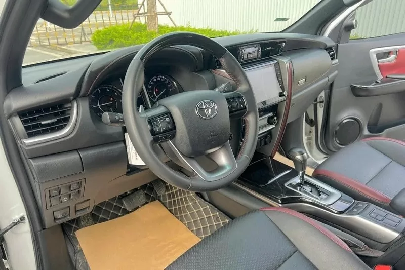 Nội thất của Toyota Fortuner Legender tuy có trang bị đủ dùng nhưng đã có phần kém hấp dẫn so với các đối thủ cùng cỡ như Ford Everest hay Hyundai Santa Fe Nội thất của Toyota Fortuner Legender tuy có trang bị đủ dùng nhưng đã có phần kém hấp dẫn so với các đối thủ cùng cỡ như Ford Everest hay Hyundai Santa Fe