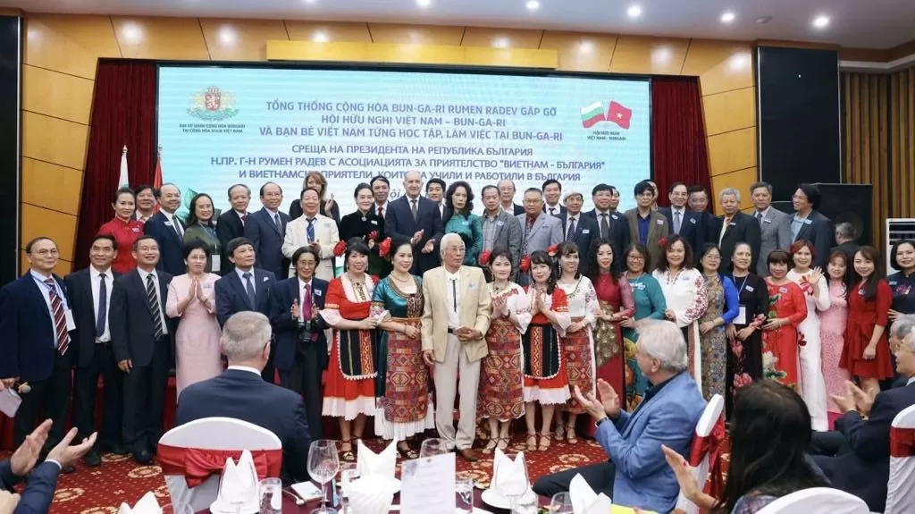 Tổng thống Rumen Radev xúc động gặp gỡ những người Việt từng sinh sống và học tập ở Bulgaria Tổng thống Rumen Radev xúc động gặp gỡ những người Việt từng sinh sống và học tập ở Bulgaria