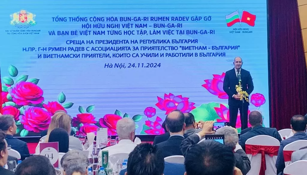 Tổng thống Rumen Radev xúc động gặp gỡ những người Việt từng sinh sống và học tập ở Bulgaria Tổng thống Rumen Radev xúc động gặp gỡ những người Việt từng sinh sống và học tập ở Bulgaria