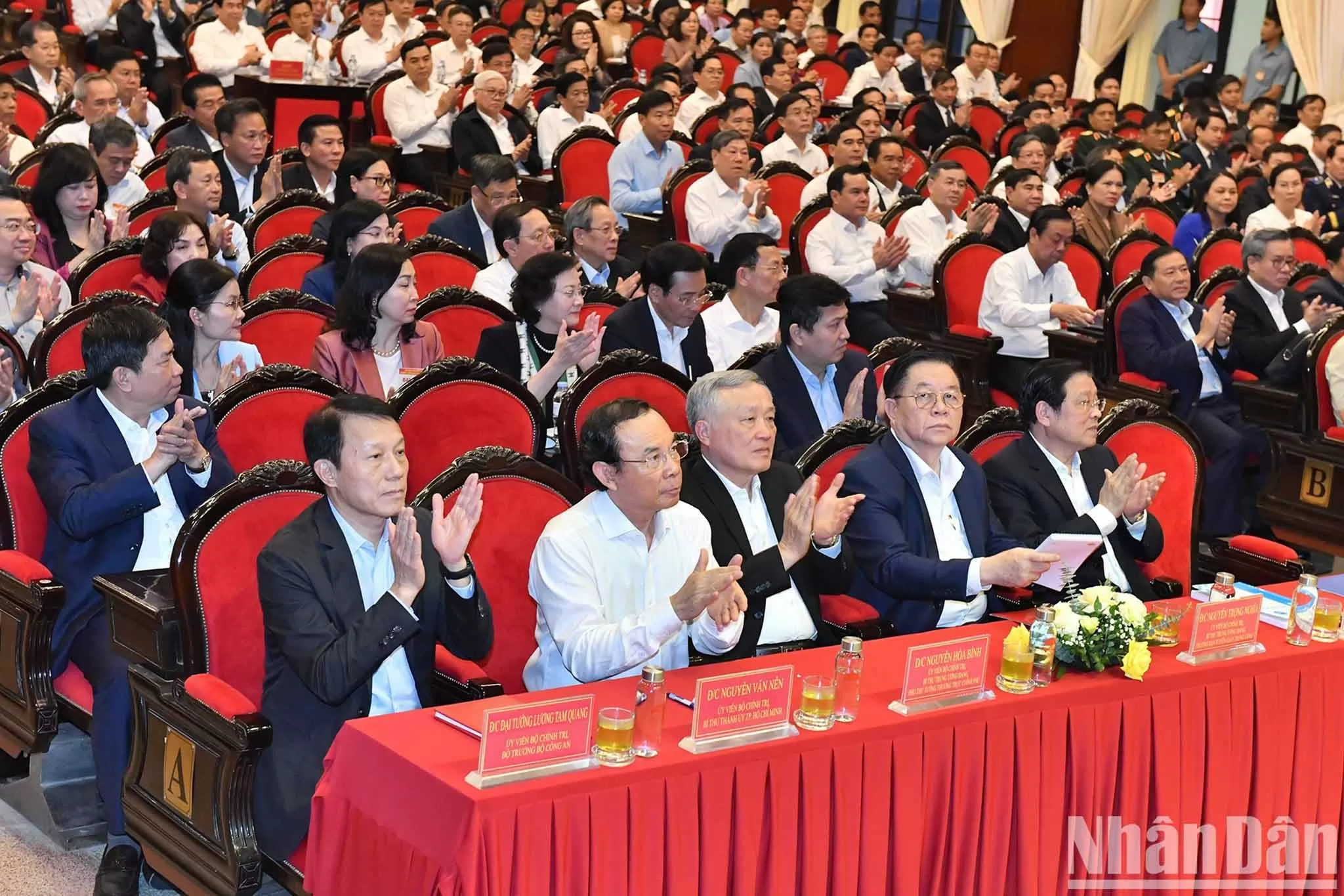 Tổng Bí thư Tô Lâm trao đổi chuyên đề ‘Kỷ nguyên phát triển mới, kỷ nguyên vươn mình của dân tộc Việt Nam’ Tổng Bí thư Tô Lâm trao đổi chuyên đề ‘Kỷ nguyên phát triển mới, kỷ nguyên vươn mình của dân tộc Việt Nam’