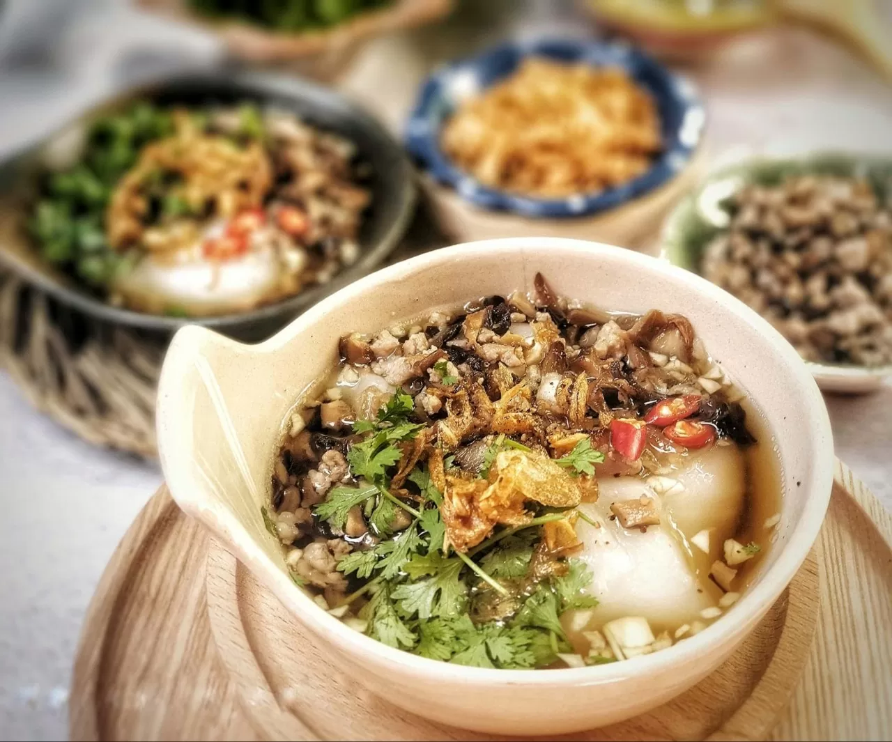 Giá heo hơi hôm nay 26/11: Tiếp tục điều chỉnh tại nhiều địa phương, cuối năm tổng sản lượng thịt heo dự báo vẫn đạt trên 5 triệu tấn. (Nguồn: Vincom) Giá heo hơi hôm nay 26/11: Tiếp tục điều chỉnh tại nhiều địa phương, cuối năm tổng sản lượng thịt heo dự báo vẫn đạt trên 5 triệu tấn. (Nguồn: Vincom)