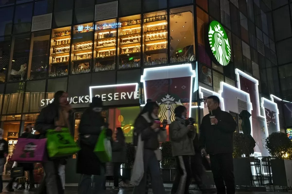 Apple, Tesla và Starbucks là những thương hiệu Mỹ có sức ảnh hưởng lớn nhất tại Trung Quốc. (Nguồn: South China Morning Post) Apple, Tesla và Starbucks là những thương hiệu Mỹ có sức ảnh hưởng lớn nhất tại Trung Quốc. (Nguồn: South China Morning Post)