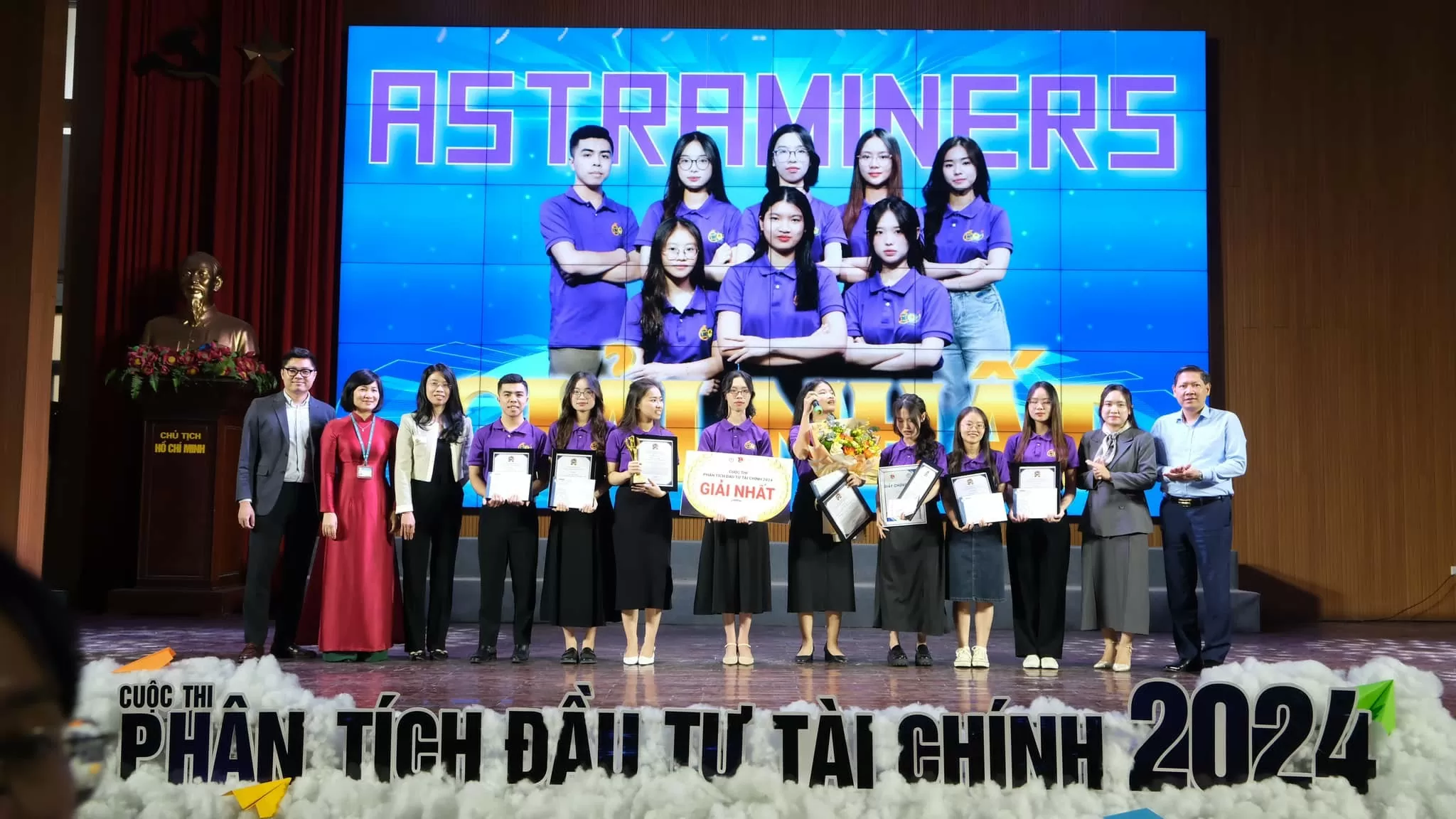 Chung kết cuộc thi Phân tích Đầu tư tài chính 2024: Kịch tính và những cảm xúc bùng nổ Chung kết cuộc thi Phân tích Đầu tư tài chính 2024: Kịch tính và những cảm xúc bùng nổ