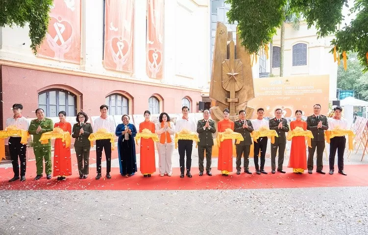 Triển lãm ảnh và tuyên truyền pháp luật nhân tháng hành động về bình đẳng giới và phòng ngừa, ứng phó bạo lực trên cơ sở giới Triển lãm ảnh và tuyên truyền pháp luật nhân tháng hành động về bình đẳng giới và phòng ngừa, ứng phó bạo lực trên cơ sở giới