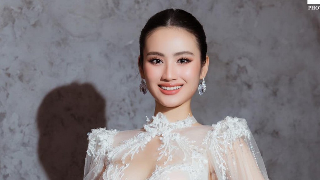 Hoa hậu Ý Nhi chuộng đầm trắng quyến rũ, trở lại showbiz rạng rỡ sau gần một năm đăng quang