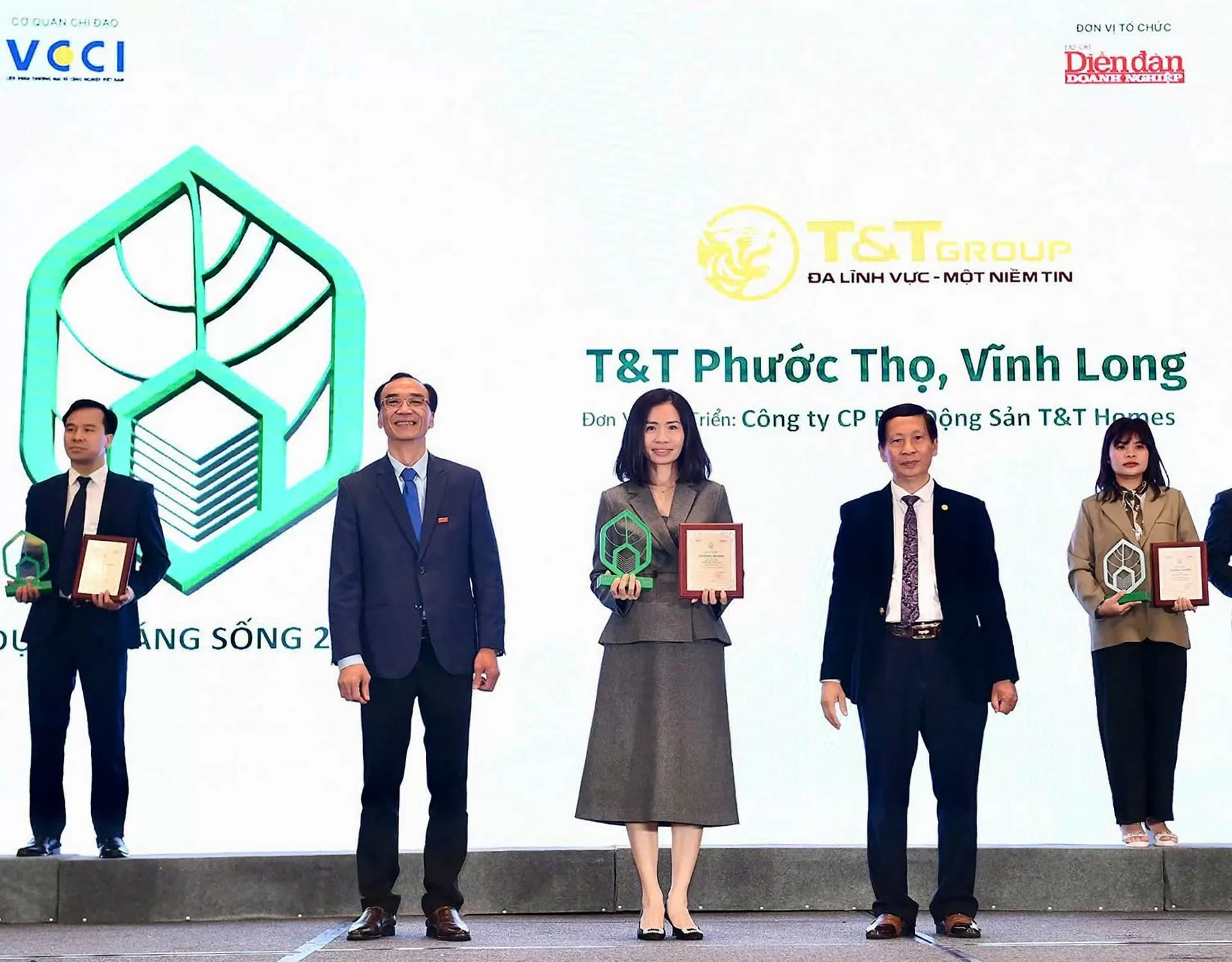 Bà Trần Thị Minh Thúy - Tổng Giám đốc T&T Homes (chính giữa) lên nhận giải Dự án đáng sống 2024 cho dự án Khu dân cư Phước Thọ (Vĩnh Long). Bà Trần Thị Minh Thúy - Tổng Giám đốc T&T Homes (chính giữa) lên nhận giải Dự án đáng sống 2024 cho dự án Khu dân cư Phước Thọ (Vĩnh Long).