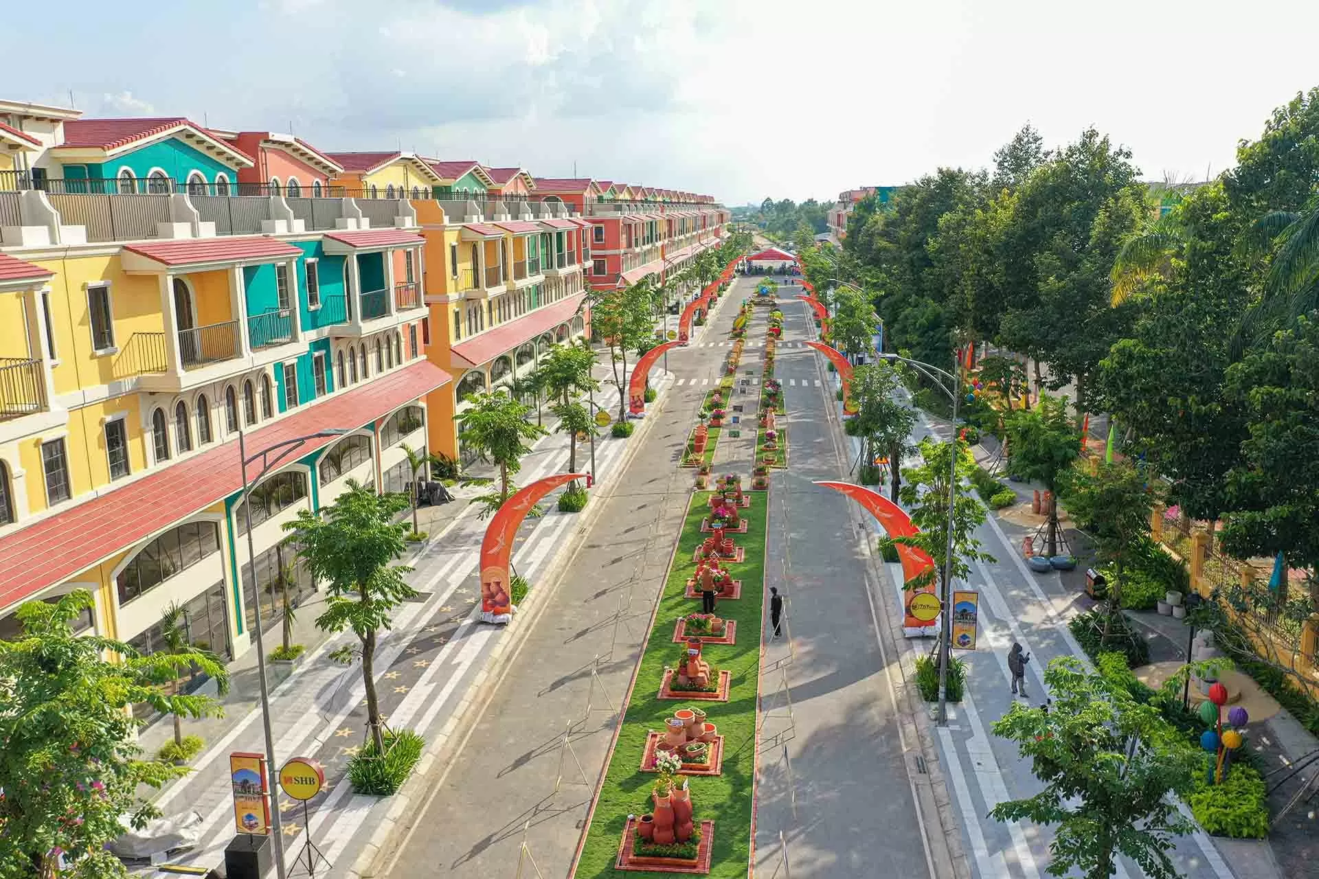 Tuyến phố đi bộ của thành phố Vĩnh Long nằm tại dự án Khu dân cư Phước Thọ có không gian xanh mát. Tuyến phố đi bộ của thành phố Vĩnh Long nằm tại dự án Khu dân cư Phước Thọ có không gian xanh mát.