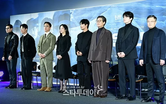 Hyun Bin ngoại hình nổi bật dự họp báo ra mắt phim 'Cáp Nhĩ Tân' Hyun Bin ngoại hình nổi bật dự họp báo ra mắt phim 'Cáp Nhĩ Tân'