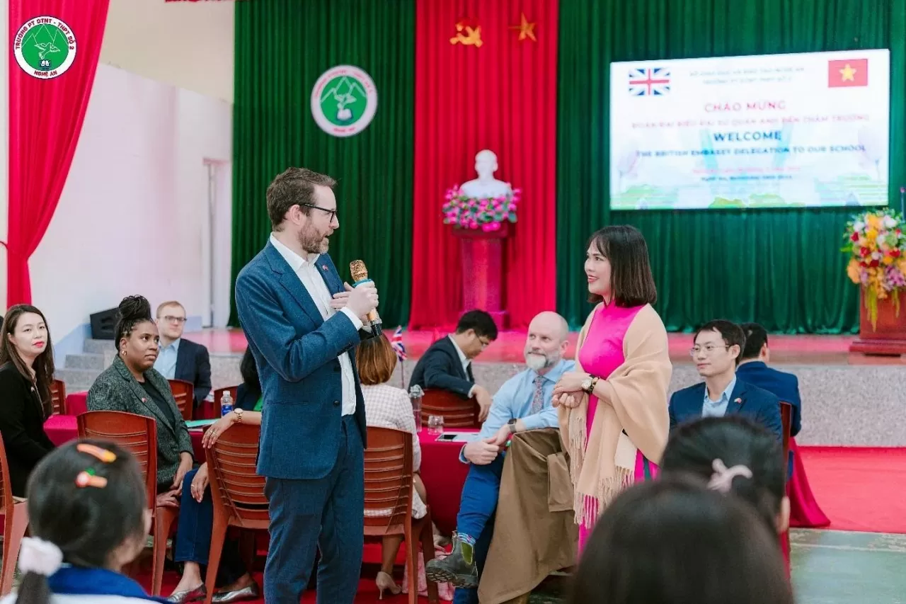 The Ambassador engaged with teachers on the role of educators in promoting a healthy, connected, and inclusive learning environment. (Photo: British Embassy in Vietnam) The Ambassador engaged with teachers on the role of educators in promoting a healthy, connected, and inclusive learning environment. (Photo: British Embassy in Vietnam)