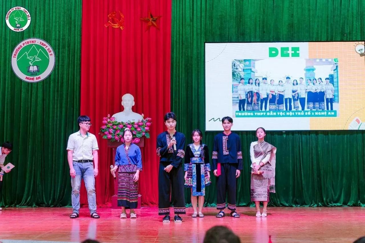 Students presenting their communications initiative on diversity, equity, and inclusion at school. (Photo: British Embassy in Vietnam) Students presenting their communications initiative on diversity, equity, and inclusion at school. (Photo: British Embassy in Vietnam)