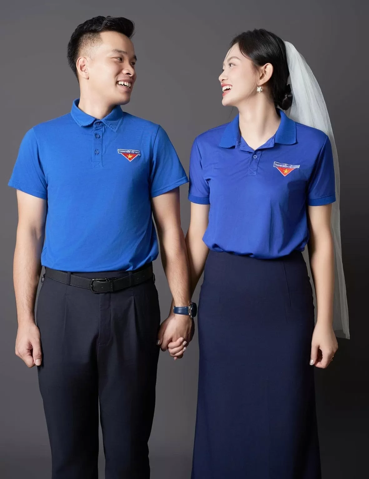 Hoa khôi bóng chuyền Nguyễn Thu Hoài rạng rỡ trong bộ ảnh cưới phong cách Đoàn viên thanh niên Hoa khôi bóng chuyền Nguyễn Thu Hoài rạng rỡ trong bộ ảnh cưới phong cách Đoàn viên thanh niên