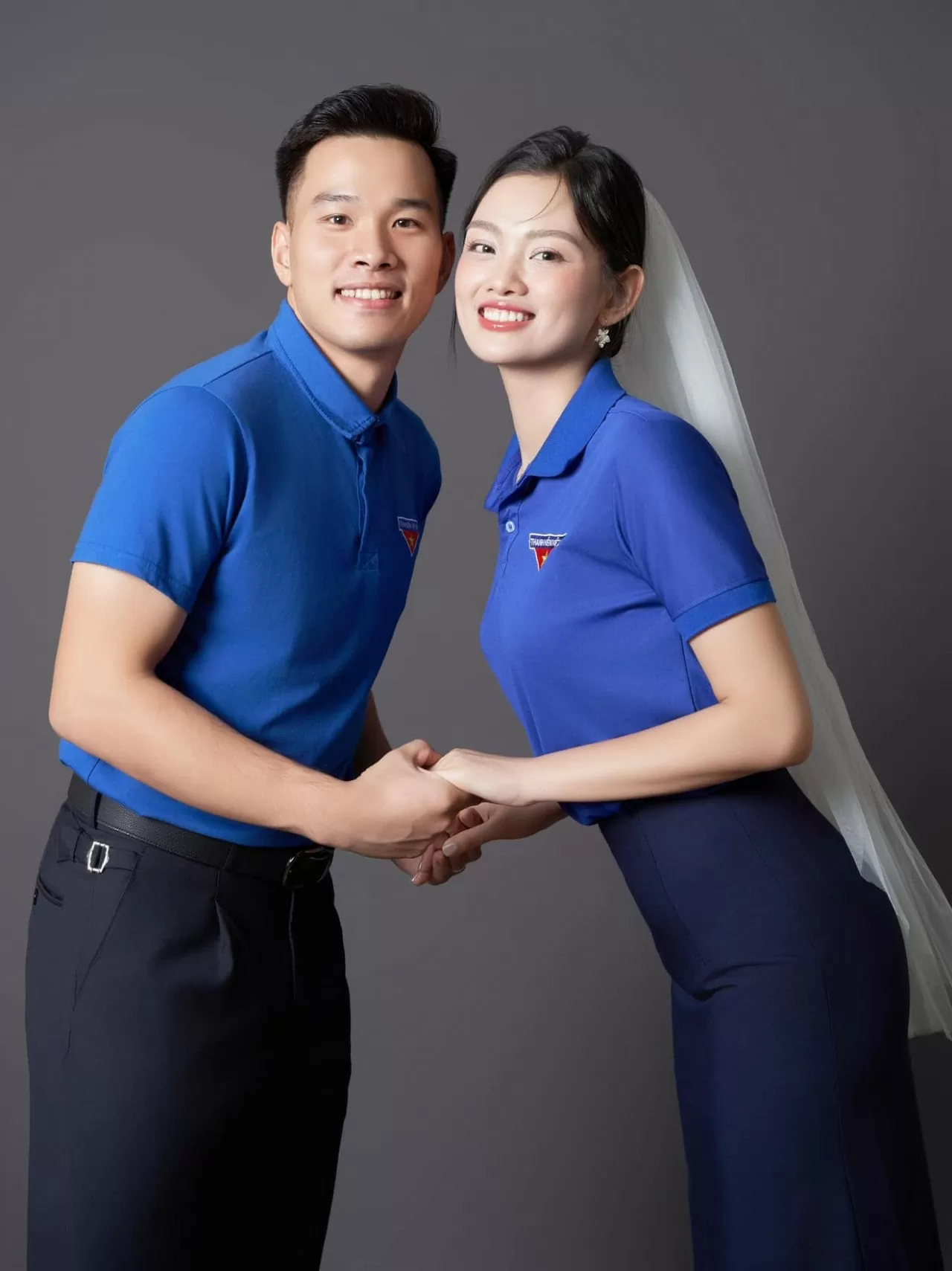 Hoa khôi bóng chuyền Nguyễn Thu Hoài rạng rỡ trong bộ ảnh cưới phong cách Đoàn viên thanh niên Hoa khôi bóng chuyền Nguyễn Thu Hoài rạng rỡ trong bộ ảnh cưới phong cách Đoàn viên thanh niên