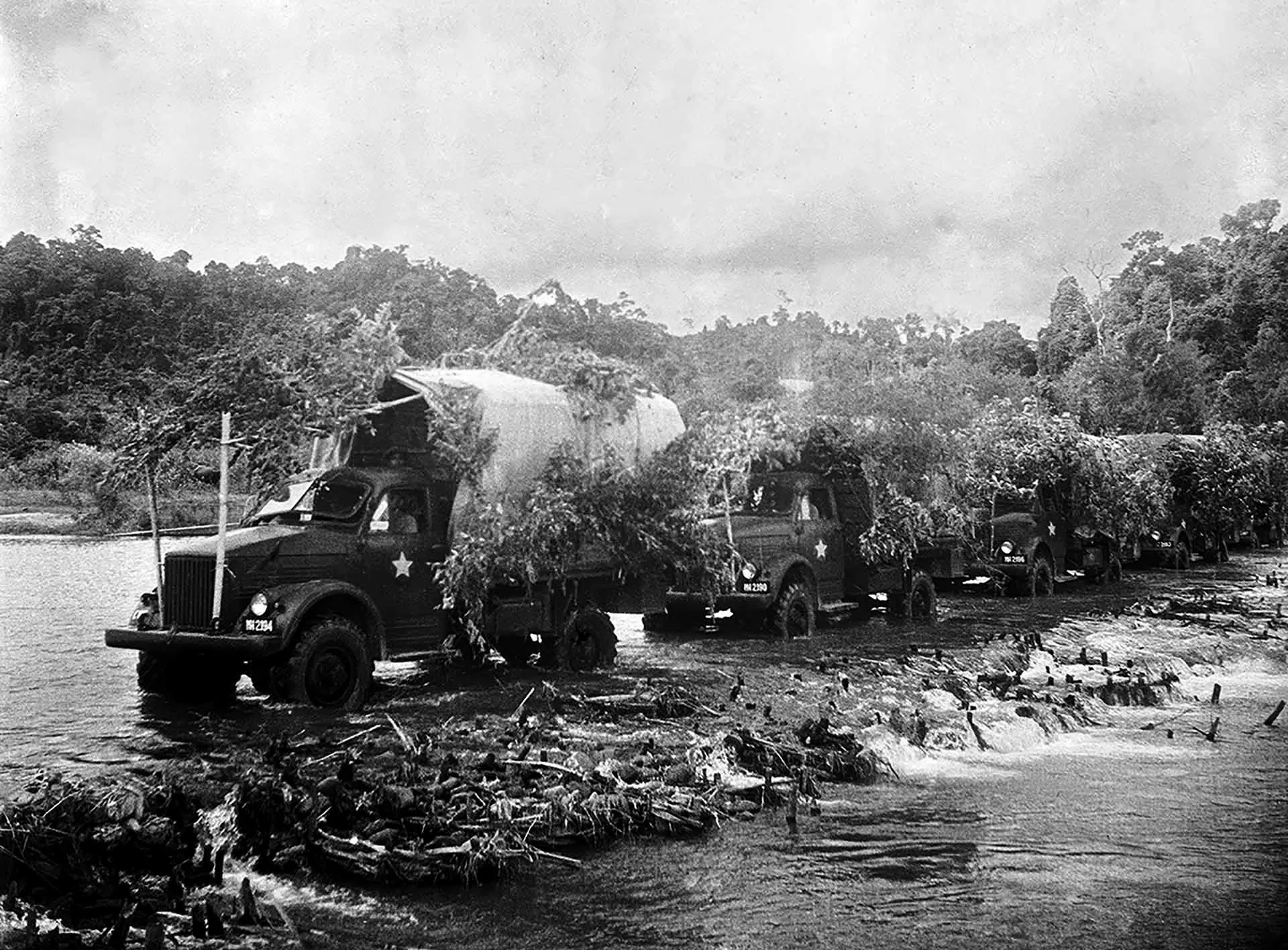 Đoàn xe thô sơ của Cục Vận tải vượt ngầm tiến ra mặt trên Điện Biên Phủ. (Ảnh tư liệu) Đoàn xe thô sơ của Cục Vận tải vượt ngầm tiến ra mặt trên Điện Biên Phủ. (Ảnh tư liệu)