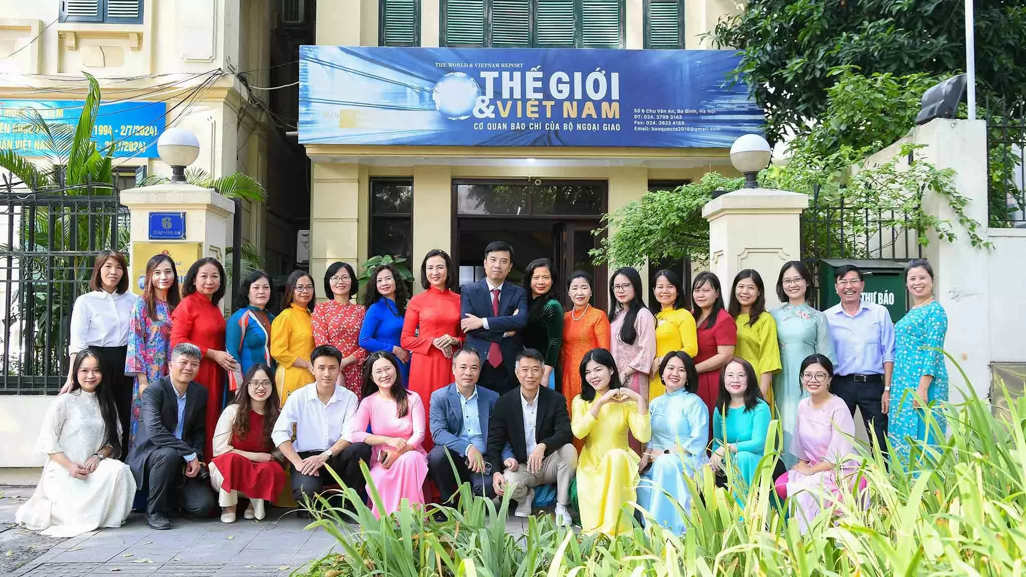 Tập thể Báo Thế giới và Việt Nam. (Ảnh: Nguyễn Hồng) Tập thể Báo Thế giới và Việt Nam. (Ảnh: Nguyễn Hồng)