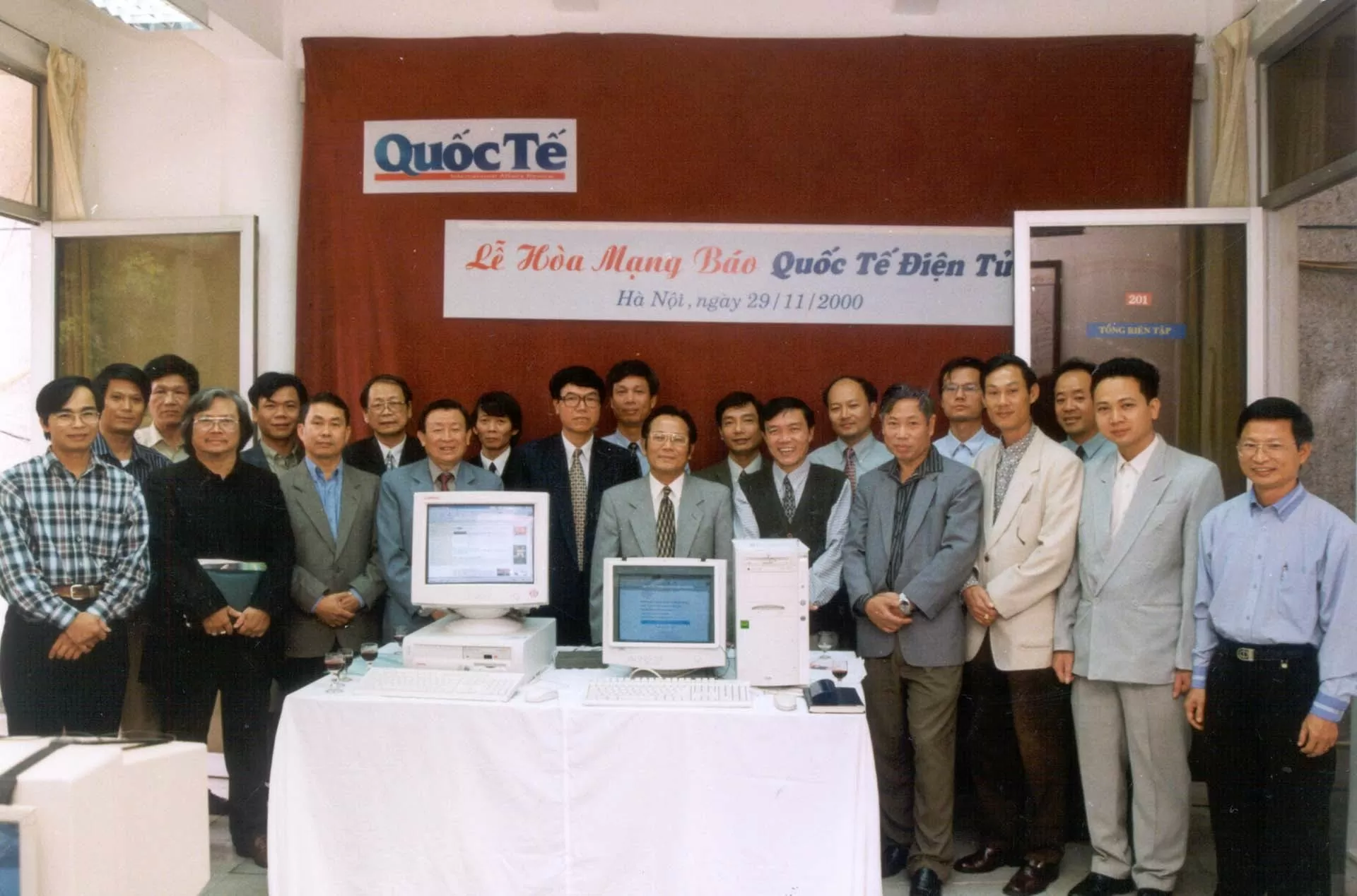 Lễ hòa mạng báo Quốc Tế, ngày 29/11/2000. (Ảnh tư liệu TGVN)