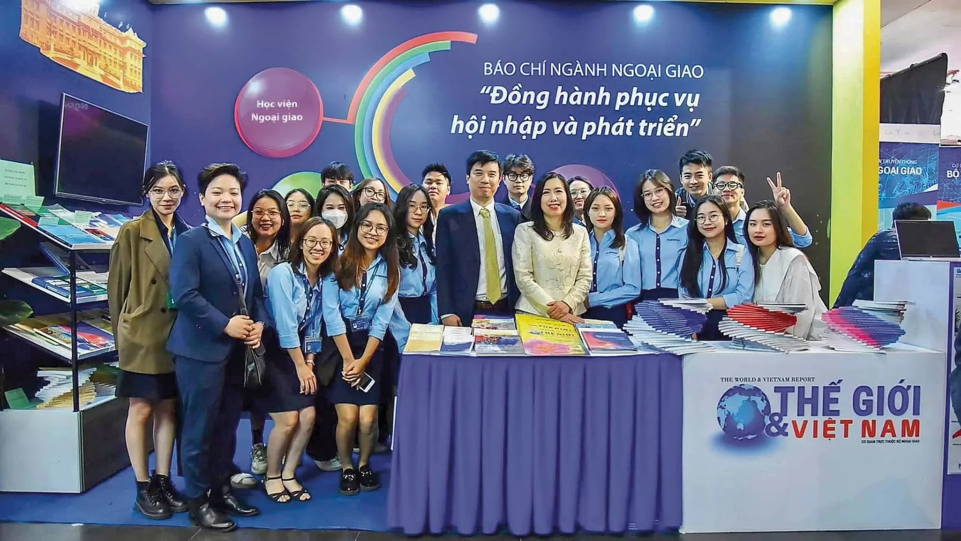 Thứ trưởng Lê Thị Thu Hằng thăm gian trưng bày của Báo Thế giới và Việt Nam tại Hội báo Xuân toàn quốc năm 2023. (Ảnh: Chu Văn)