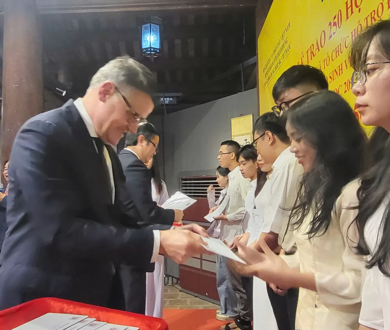 Trao học bổng Đức niên học năm 2024-2025 cho sinh viên nghèo vượt khó, có thành tích học tập tốt Trao học bổng Đức niên học năm 2024-2025 cho sinh viên nghèo vượt khó, có thành tích học tập tốt