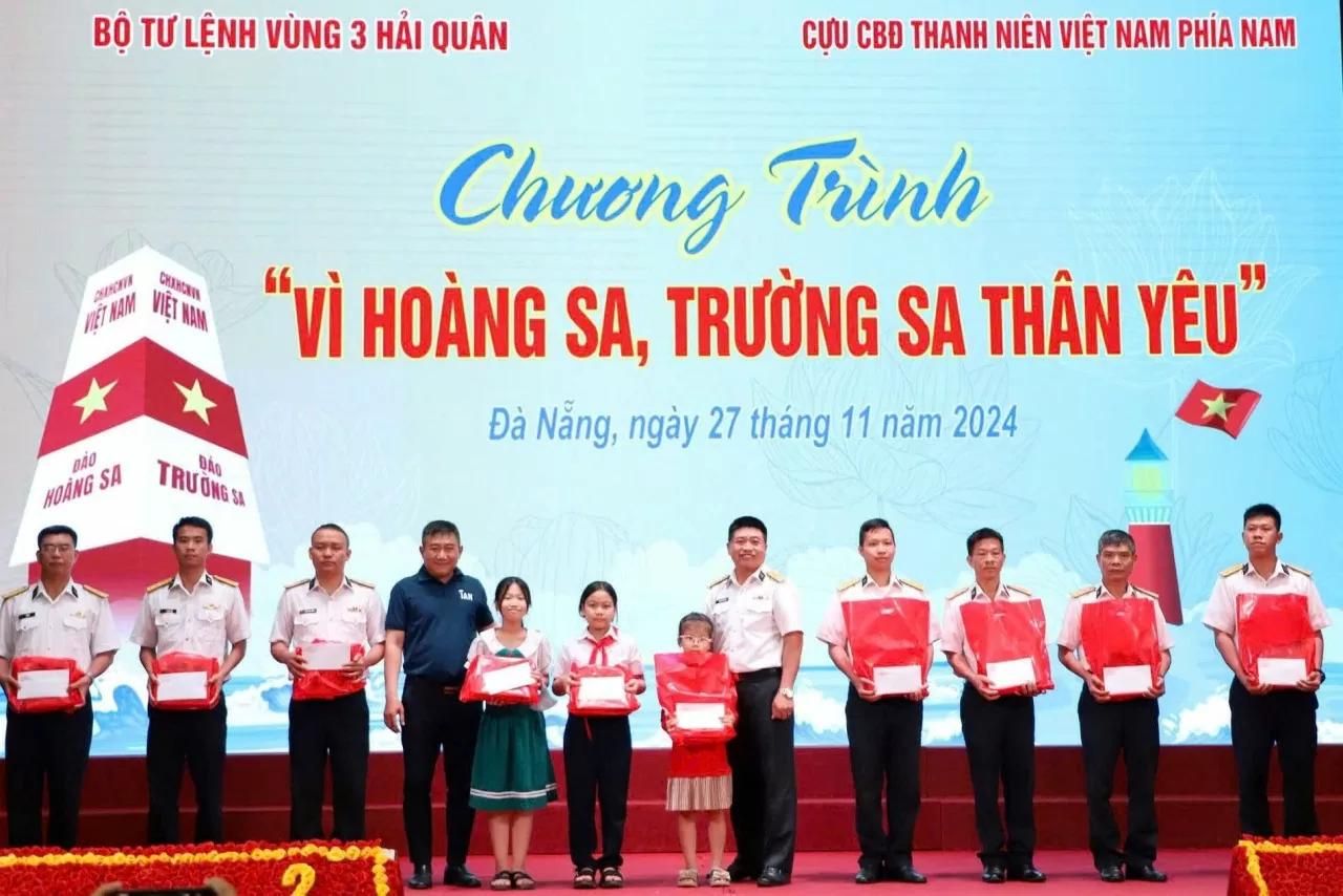 Trao tặng học bổng tặng con quân nhân bị bệnh hiểm nghèo, có hoàn cảnh đặc biệt khó khăn. Trao tặng học bổng tặng con quân nhân bị bệnh hiểm nghèo, có hoàn cảnh đặc biệt khó khăn.