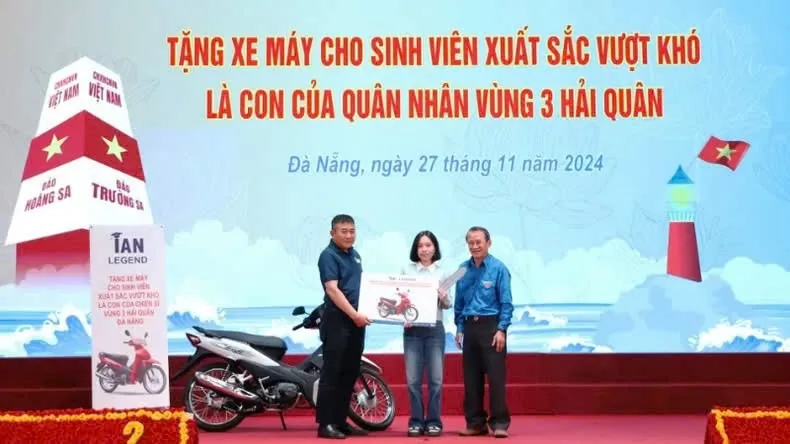 Phó Chủ tịch Cộng đồng cựu Du học sinh quốc tế (iAN) tặng xe máy cho sinh viên con của quân nhân Vùng 3 Hải quân vượt khó, xuất sắc trong học tập Phó Chủ tịch Cộng đồng cựu Du học sinh quốc tế (iAN) tặng xe máy cho sinh viên con của quân nhân Vùng 3 Hải quân vượt khó, xuất sắc trong học tập
