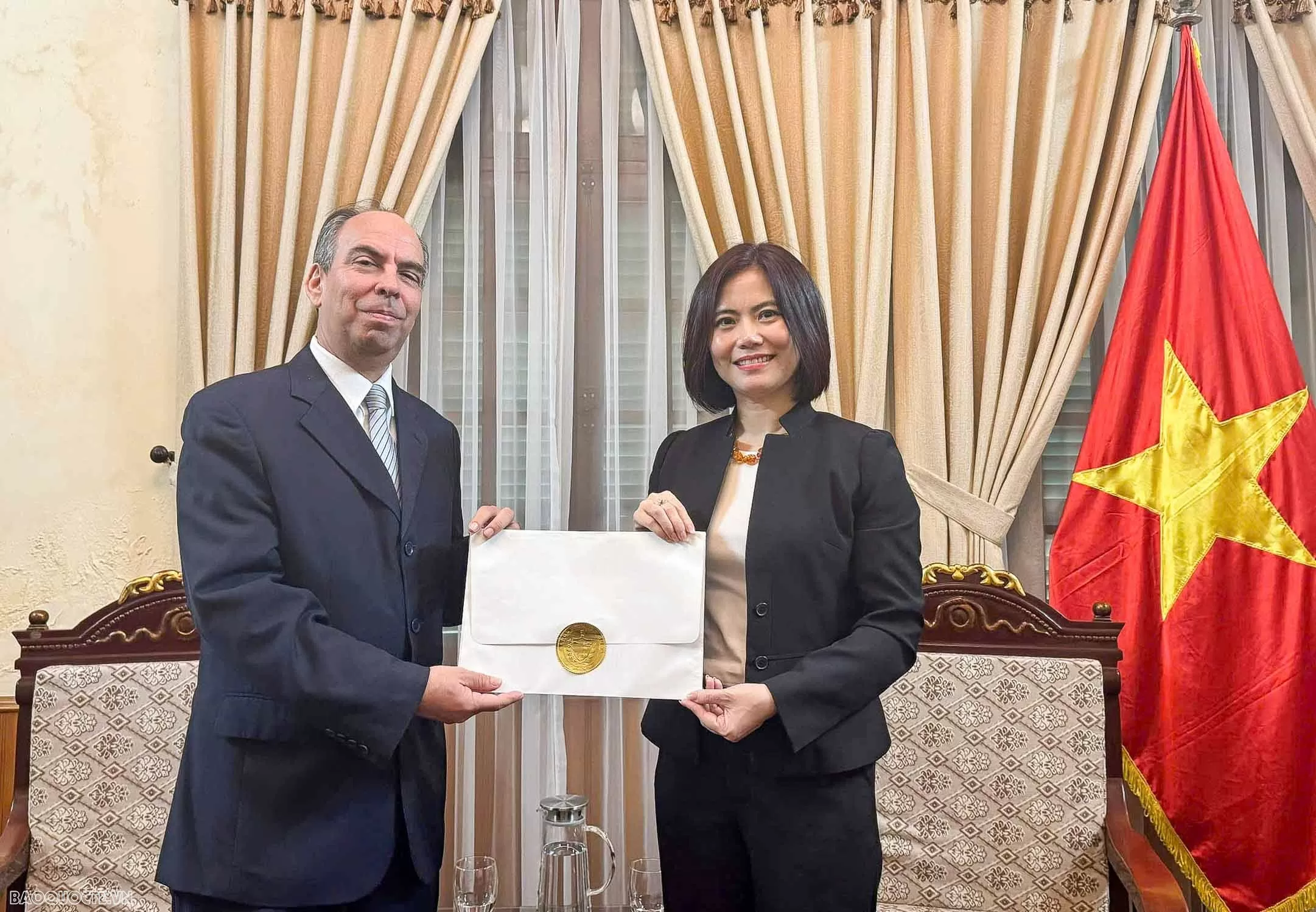 Cục trưởng Cục Lễ tân Nhà nước tiếp nhận bản sao Uỷ nhiệm thư từ Đại sứ Cuba Cục Lễ tân Nhà nước tiếp nhận bản sao Uỷ nhiệm thư bổ nhiệm Đại sứ Cuba tại Việt Nam